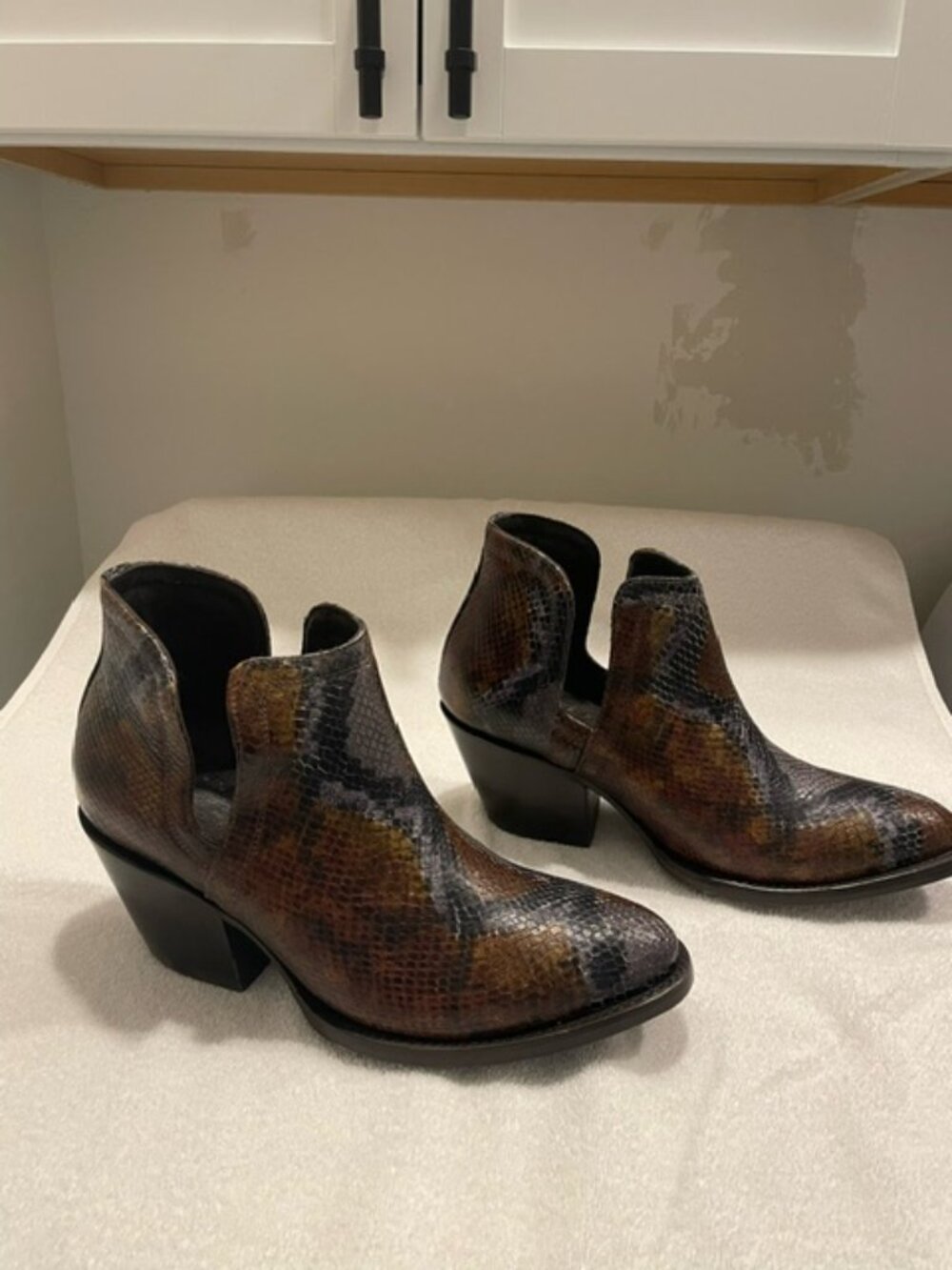 Ariat Dixon Python snake Print Ankle Bootie  Round Toe US 10B EUC